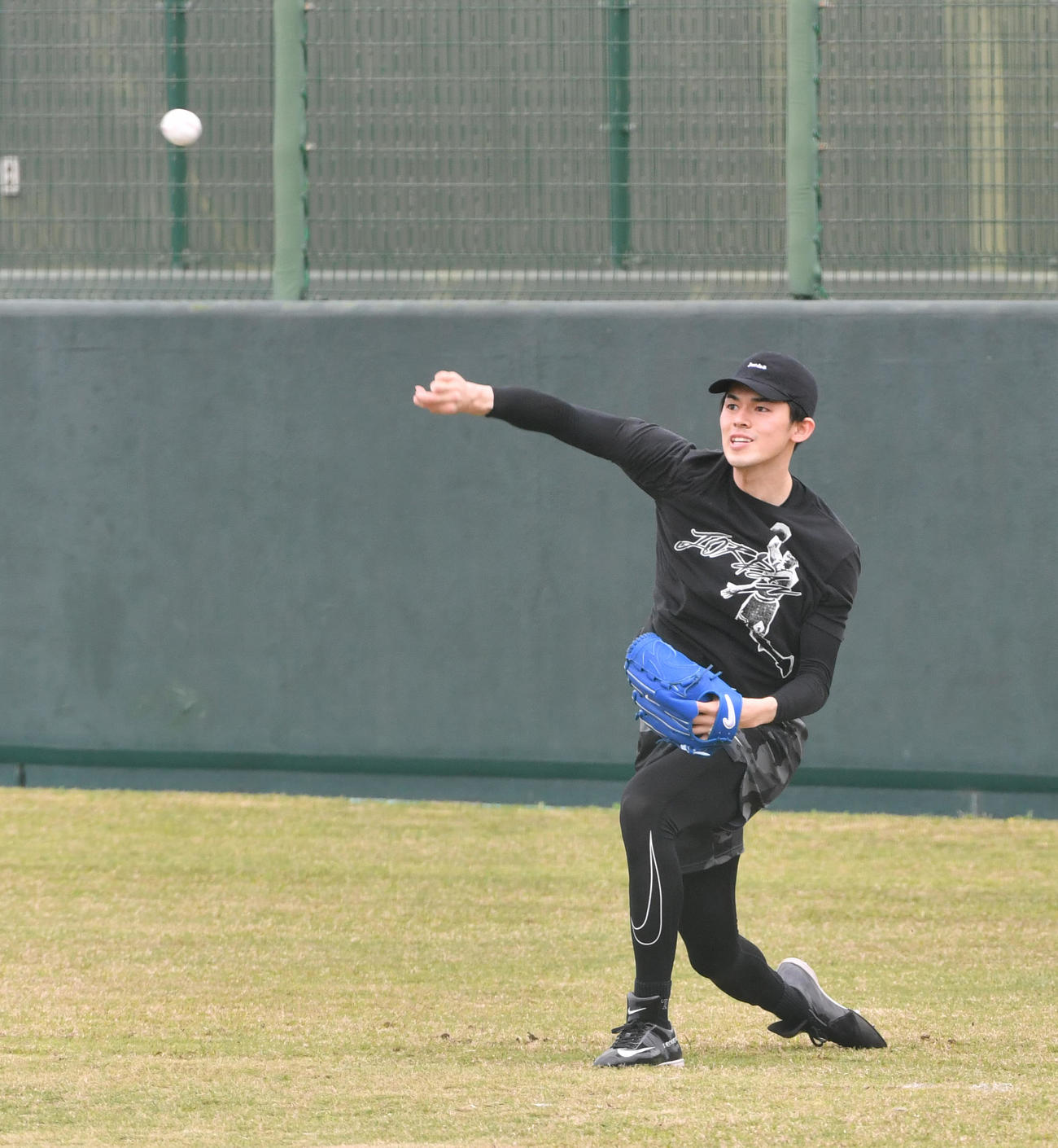 石垣島キャンプの自主トレでキャッチボールをする佐々木朗（撮影・柴田隆二）