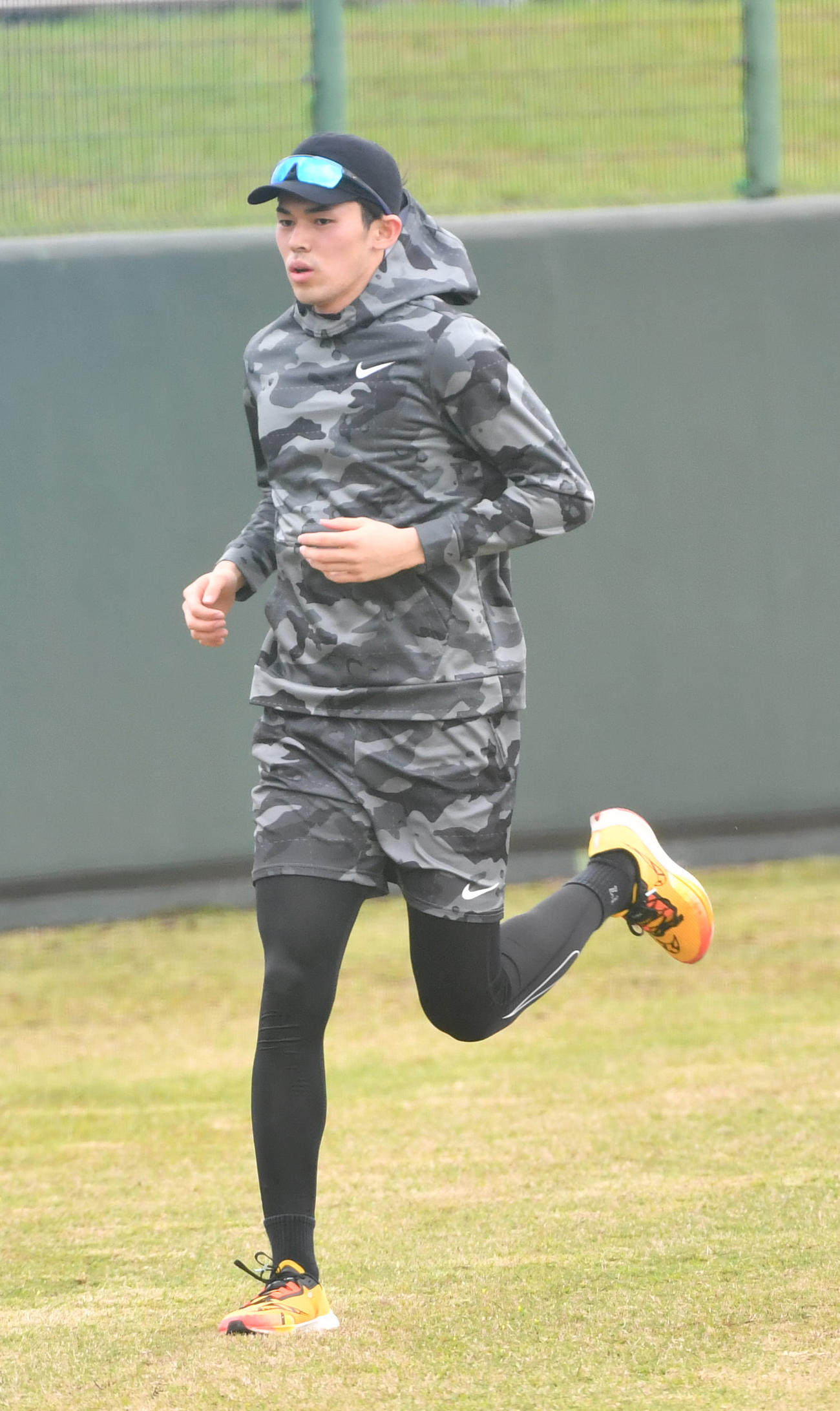 自主トレで、外野をランニングするロッテ佐々木朗（撮影・柴田隆二）