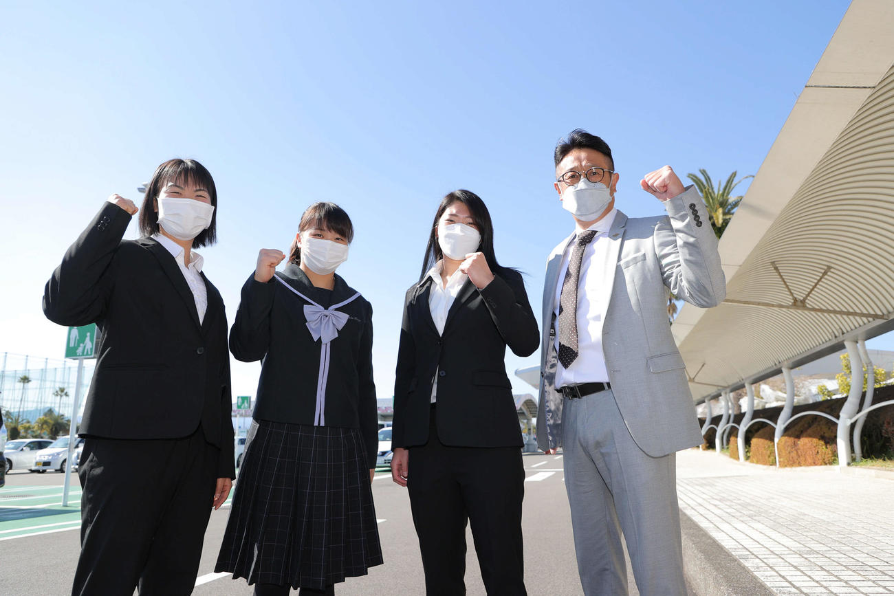宮崎空港に到着しガッツポーズする巨人の、左から山下、島野、金満、宮本アドバイザー（代表撮影）
