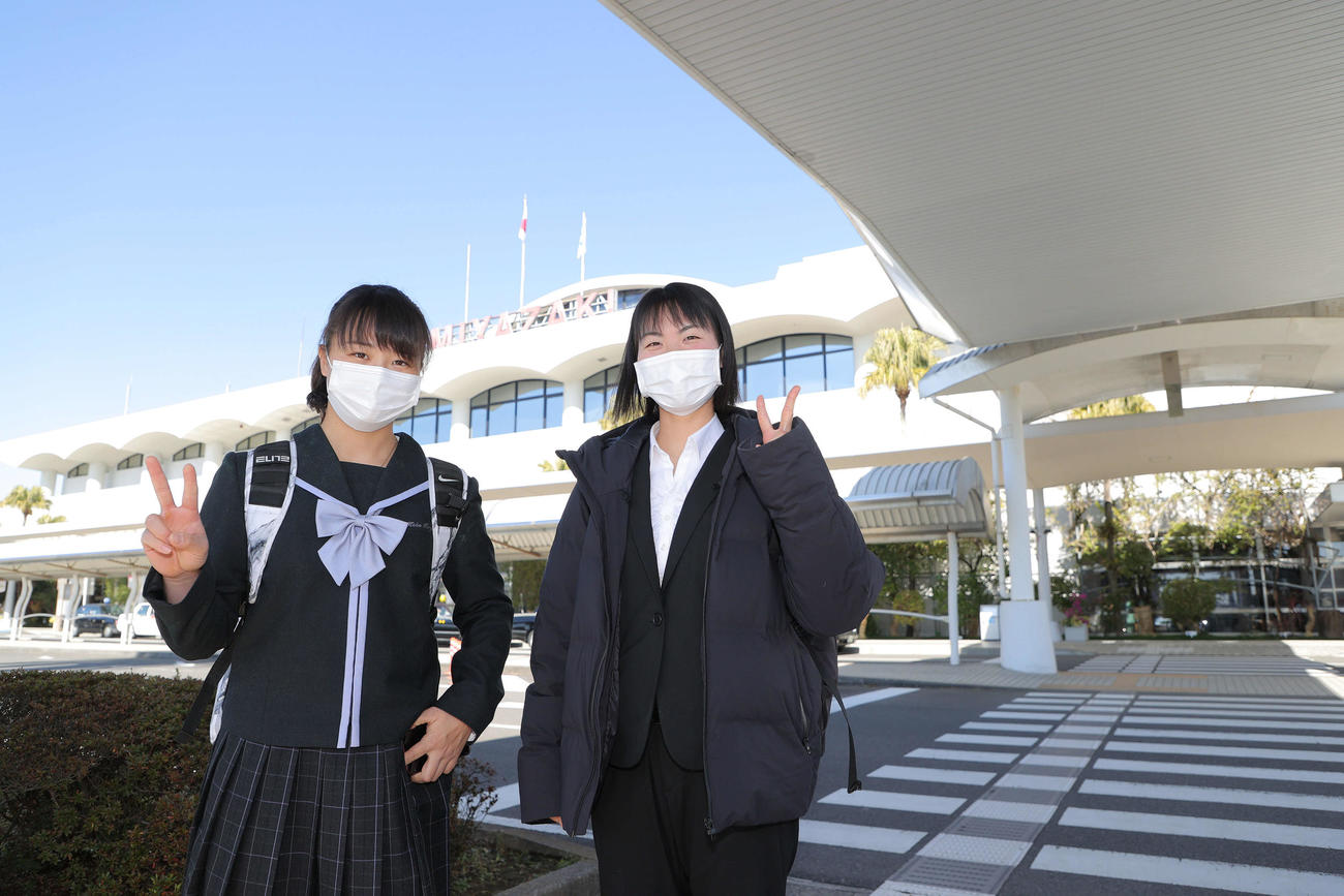 宮崎空港に到着しVサインする島野（左）と山下（代表撮影）