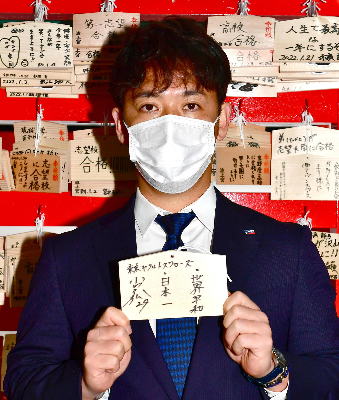 浦添キャンプ安全祈願を終え絵馬を披露するヤクルト小川選手会長（撮影・小沢裕）