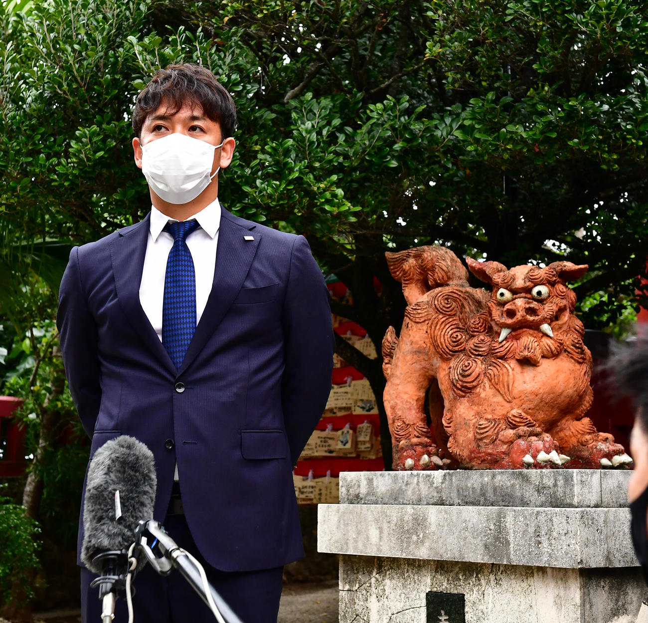 浦添キャンプ安全祈願を終え会見に臨むヤクルト小川選手会長（撮影・小沢裕）