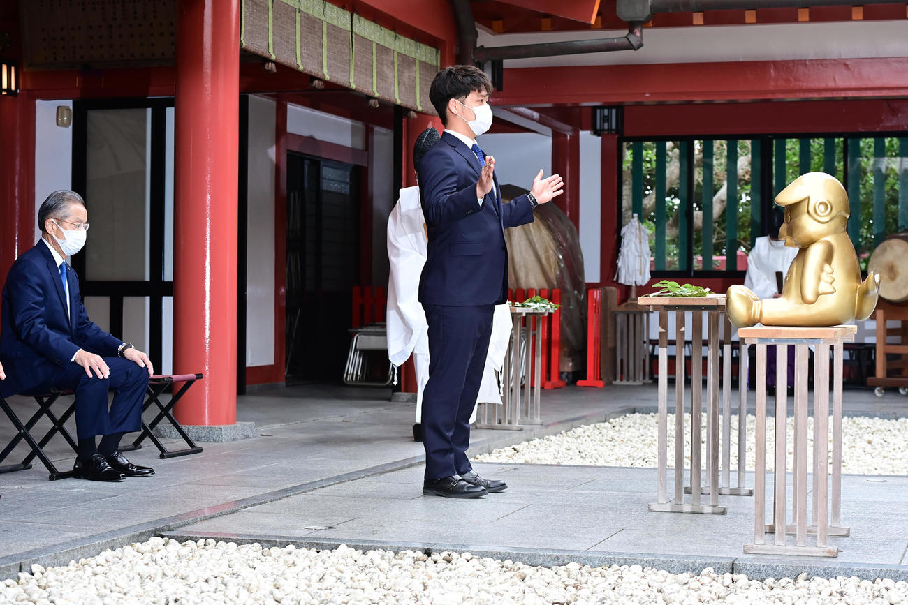 浦添キャンプ安全祈願に臨むヤクルト小川選手会長。左は衣笠球団社長（撮影・小沢裕）