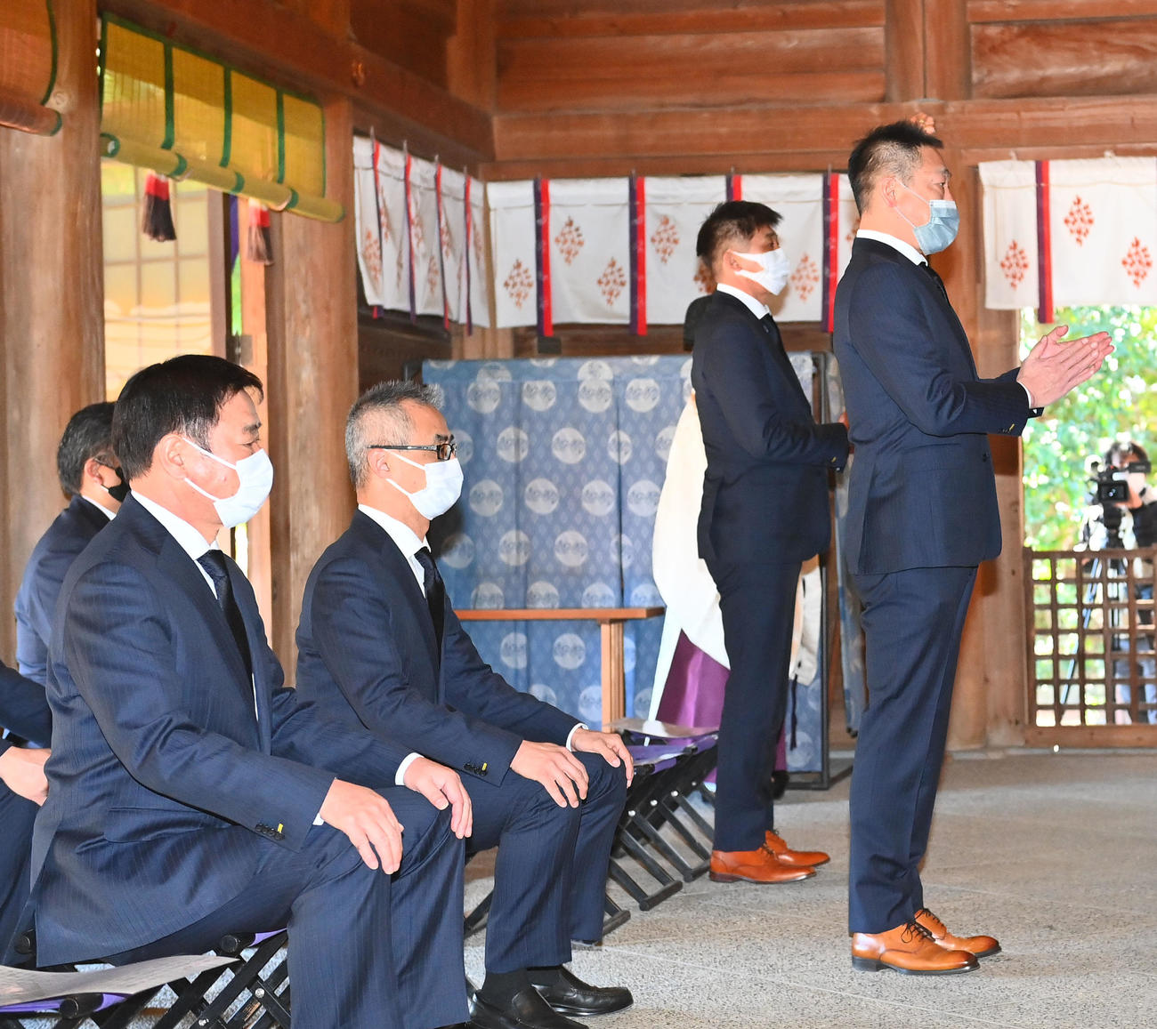 キャンプを前に神社参拝し玉串を奉納する中嶋聡監督（右）（撮影・和賀正仁）