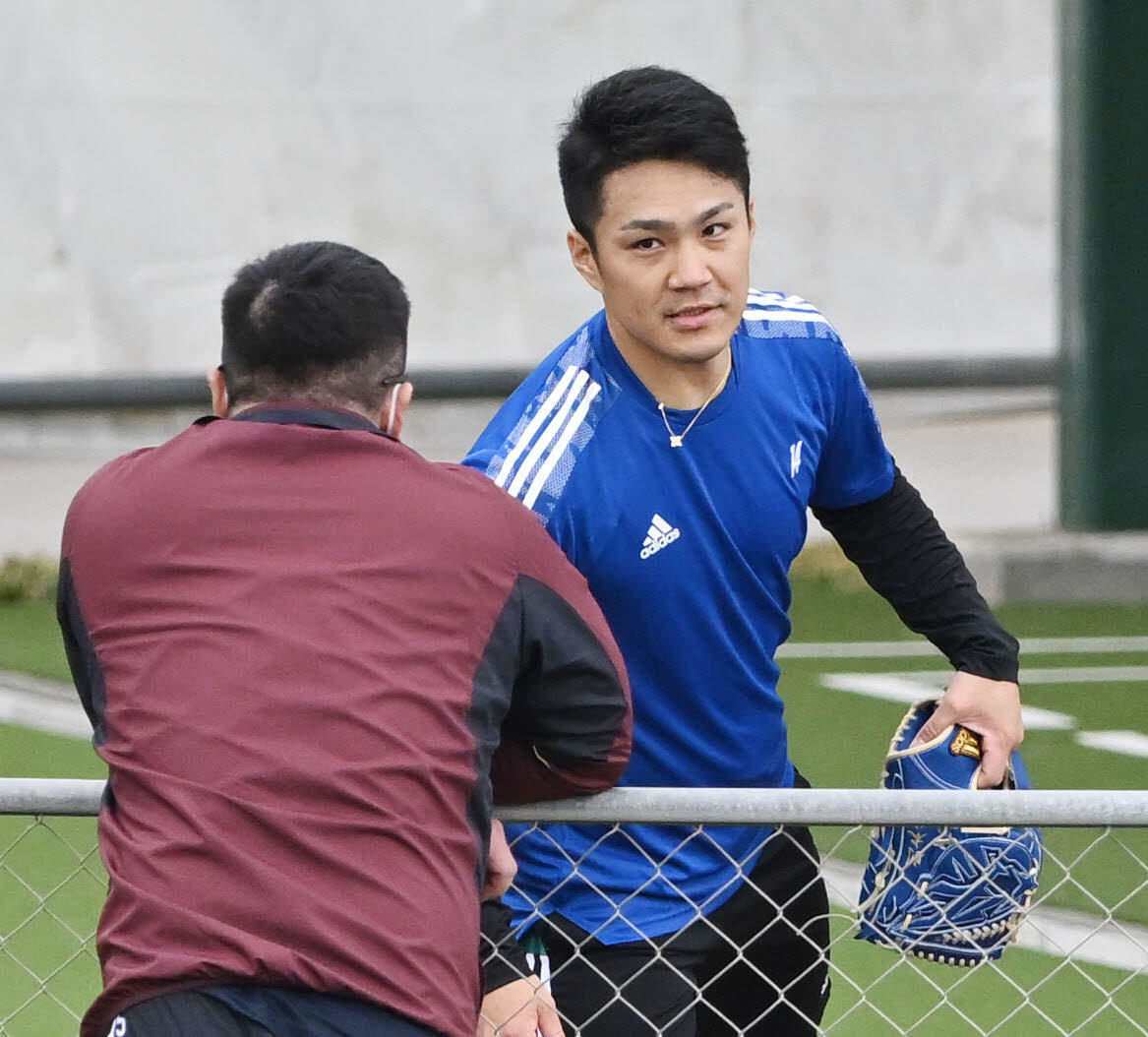 キャンプ前の自主トレでブルペン投球を終え楽天小山投手コーチ（手前）と話す則本昂（撮影・滝沢徹郎）