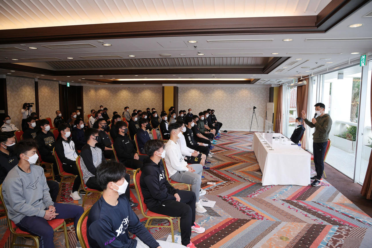 キャンプ前日ミーティングで選手を前に話す阪神矢野監督（右）（球団提供）