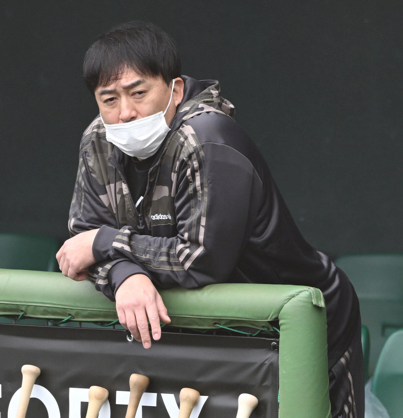 キャンプ前の自主トレする選手を見守る楽天石井GM兼監督（撮影・滝沢徹郎）