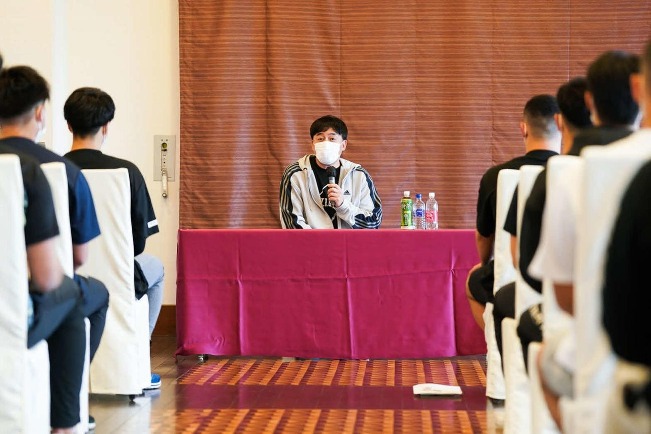 ミーティングで選手に語りかける楽天石井GM兼監督（楽天野球団提供）