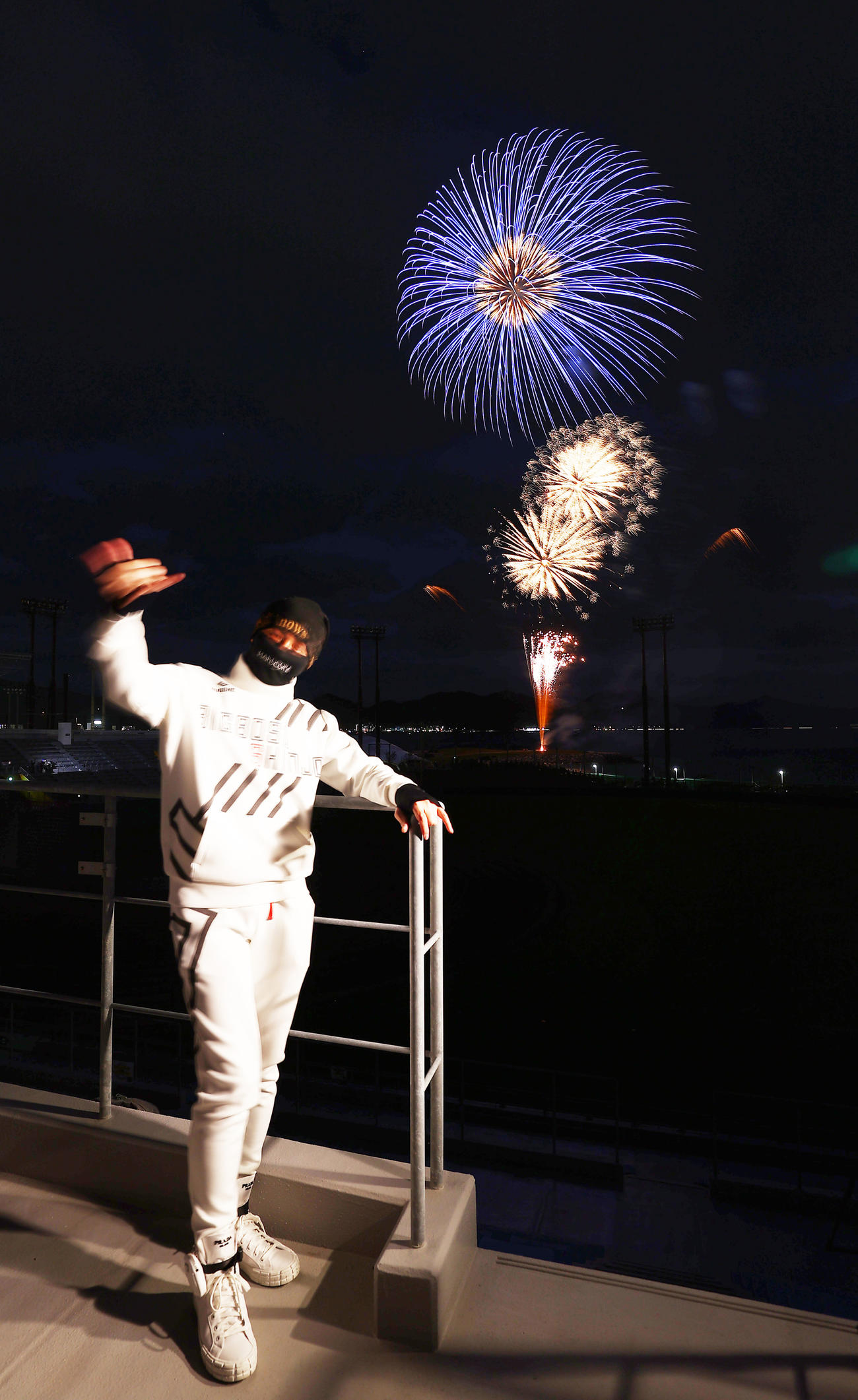 球場で花火を見つめる新庄監督（代表撮影）