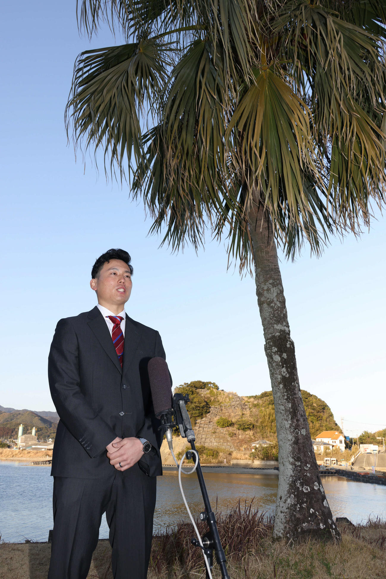 日南に到着し、インタビューに応じる広島栗林（撮影・加藤孝規）