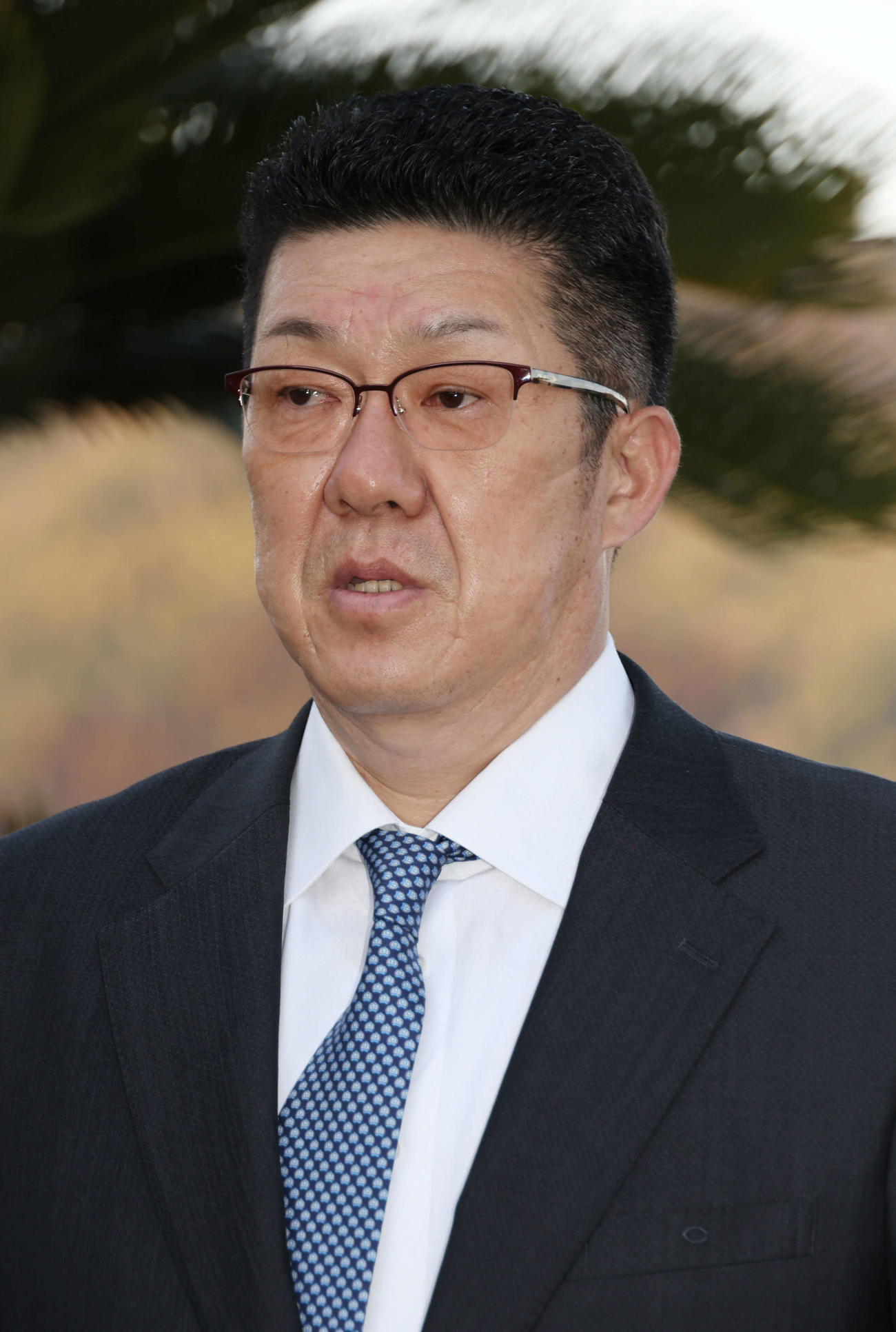 キャンプ地の日南に到着し、インタビューに応じる広島佐々岡監督（撮影・加藤孝規）