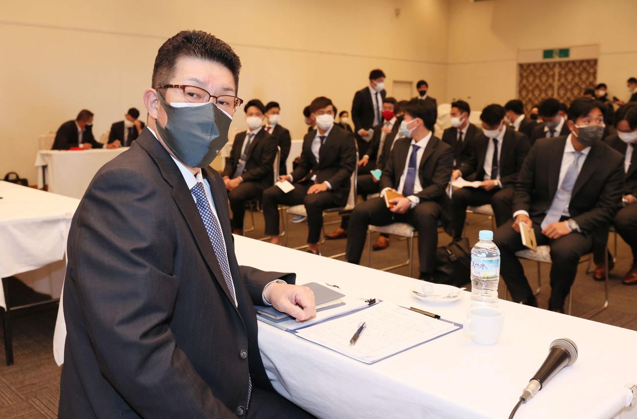 キャンプ地入りし、スタッフミーティングを行う広島佐々岡監督（球団提供）