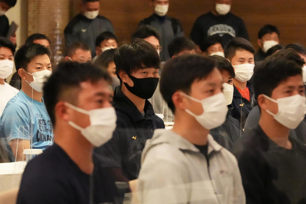 全体ミーティングの席に着く高橋宏斗（中央）（球団提供）