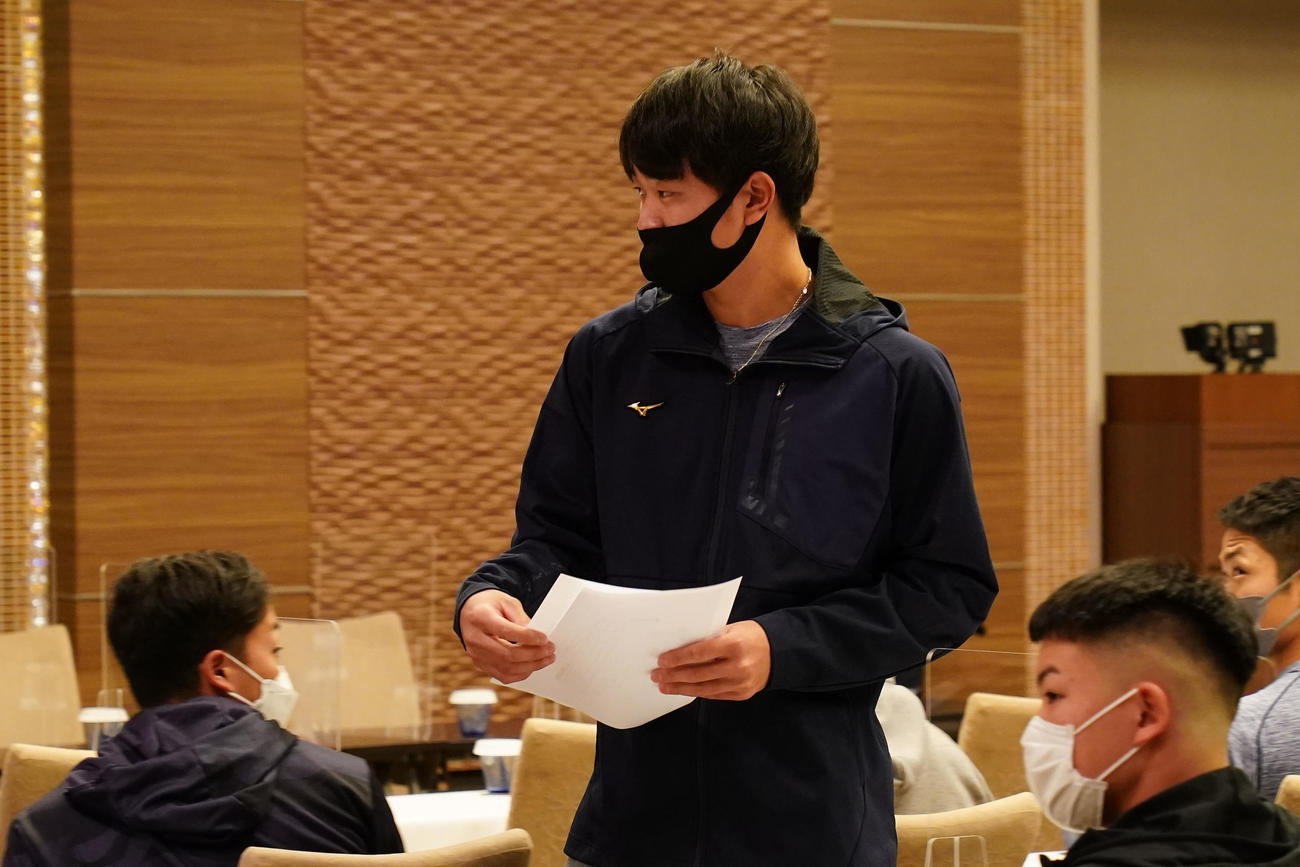 キャンプ前日の全体ミーティングに出席する高橋宏斗（球団提供）