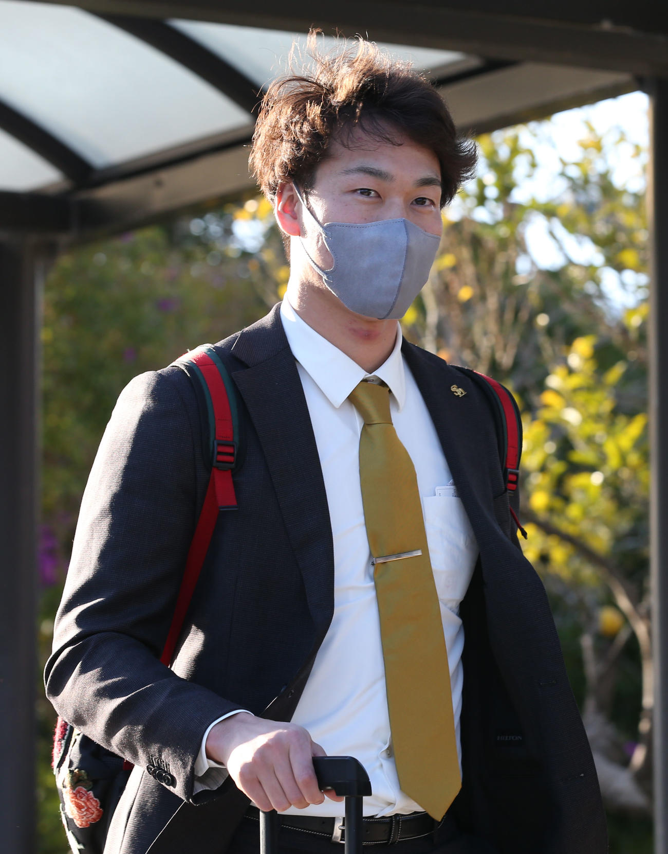 春季キャンプで宮崎入りし、移動バスへ向かう武田（撮影・屋方直哉）