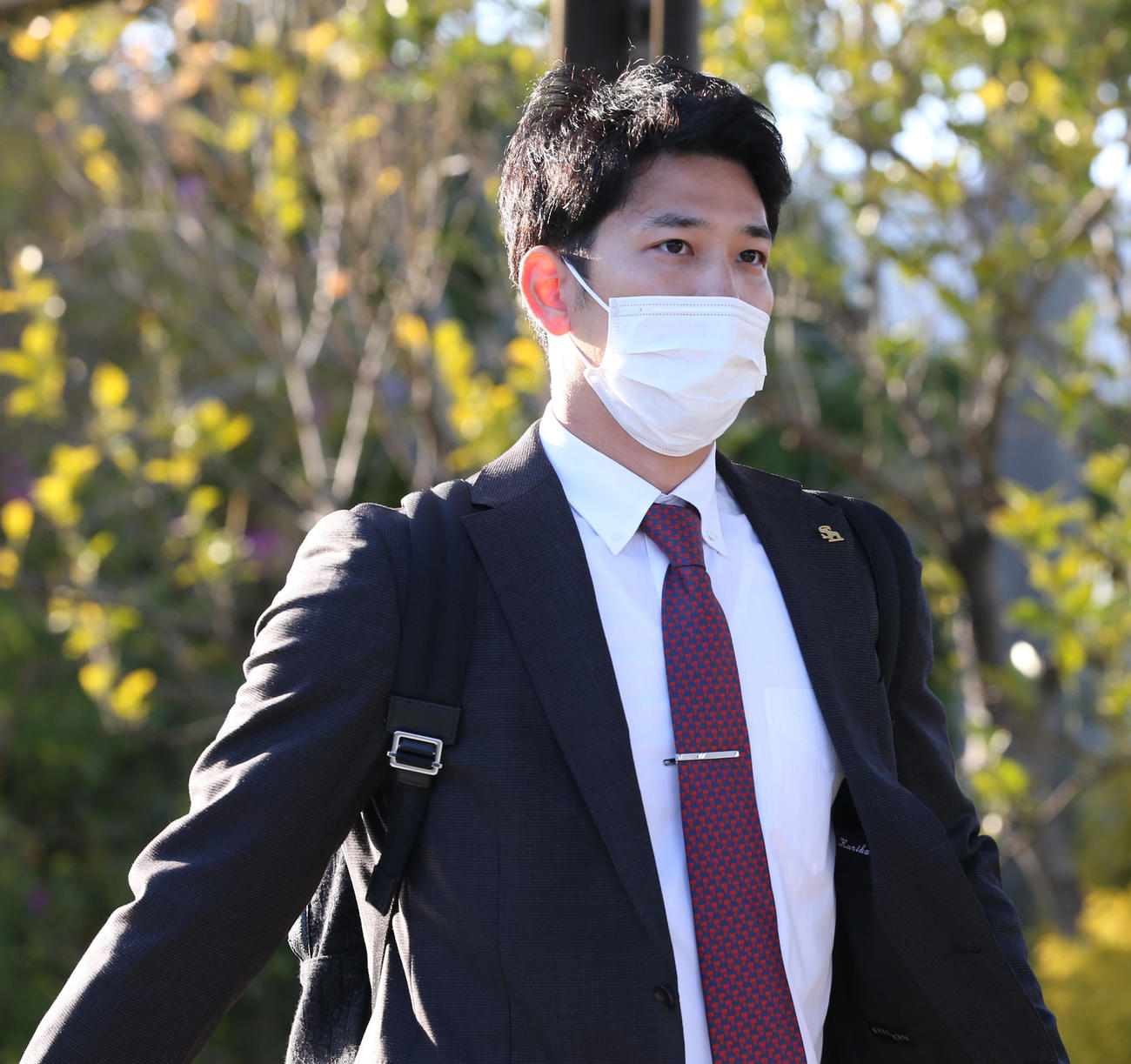春季キャンプで宮崎入りし、移動バスへ向かう栗原（撮影・屋方直哉）