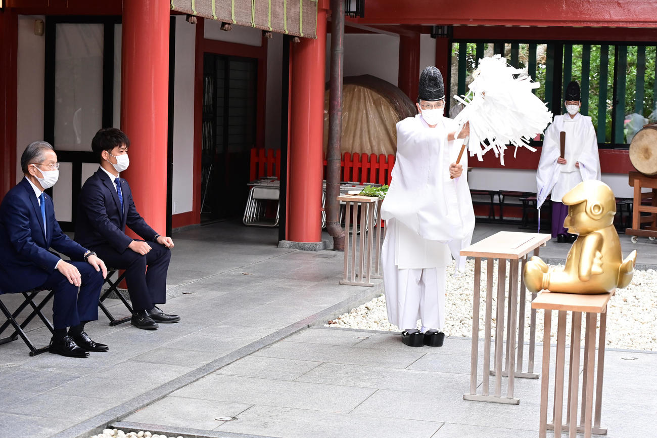 浦添キャンプ安全祈願に臨む、左からヤクルト衣笠球団社長、小川選手会長。右はおはらいを受けるつば九郎（撮影・小沢裕）
