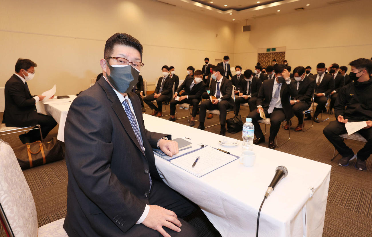 ミーティングを行う広島佐々岡監督（球団提供）