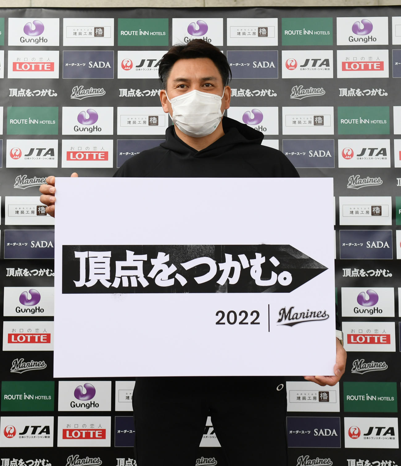 ロッテ石垣島キャンプを前にスローガン「頂点を、つかむ。」を発表した井口監督（撮影・柴田隆二）