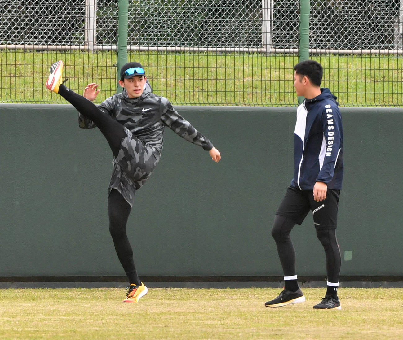 外野でウオーミングアップするロッテ佐々木朗（左）。右は小沼（撮影・柴田隆二）