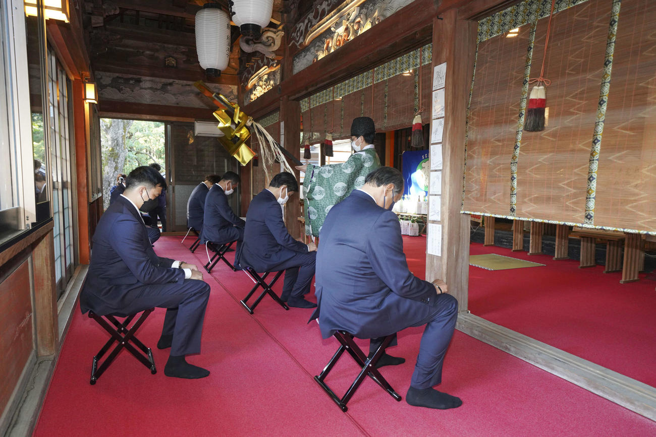 春季キャンプで宮崎入りした西武辻監督（奥から2人目）らは榎原神社で無事息災祈願を受ける（球団提供）