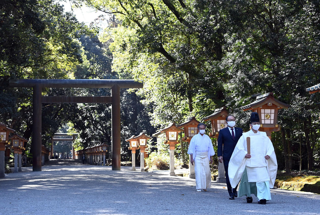 新型コロナウイルスの感染拡大防止のため、宮崎神宮を1人で参拝した巨人今村球団社長（右から2人目）（撮影・たえ見朱実）