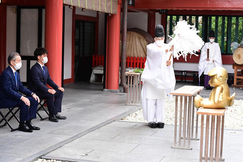 浦添キャンプ安全祈願に臨む、左からヤクルト衣笠球団社長、小川選手会長。右はおはらいを受けるつば九郎（撮影・小沢裕）