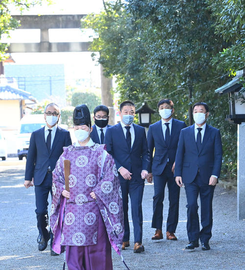 キャンプを前に神社参拝をするオリックスの、前列左から湊球団社長、中嶋監督、福良GM（撮影・和賀正仁）