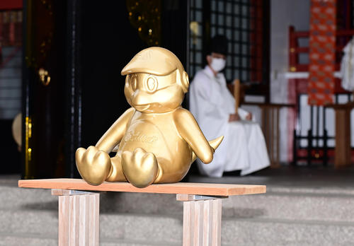 浦添キャンプ安全祈願に臨むゴールデンつば九郎（撮影・小沢裕）