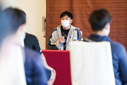 ミーティングで選手に語りかける楽天石井GM兼監督（楽天野球団提供）
