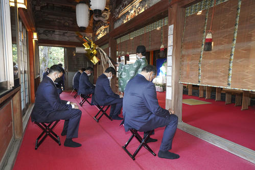 春季キャンプで宮崎入りした西武辻監督（奥から2人目）らは榎原神社で無事息災祈願を受ける（球団提供）