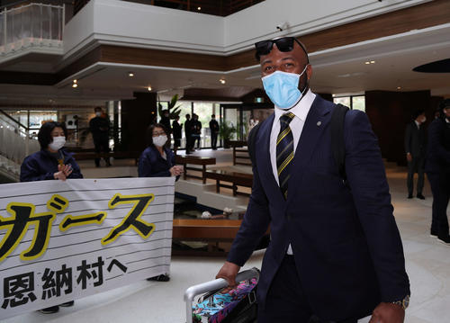チーム宿舎に到着し歓迎を受けるロハス（球団提供）