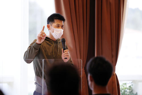 キャンプ前日ミーティングで選手を前に話す矢野監督（球団提供）