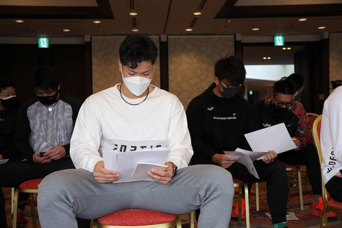 キャンプ前日ミーティングに出席する阪神佐藤輝（手前）（球団提供）