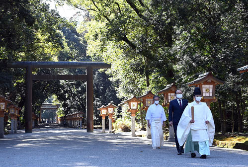 新型コロナウイルスの感染拡大防止のため、宮崎神宮を1人で参拝した巨人今村球団社長（右から2人目）（撮影・たえ見朱実）