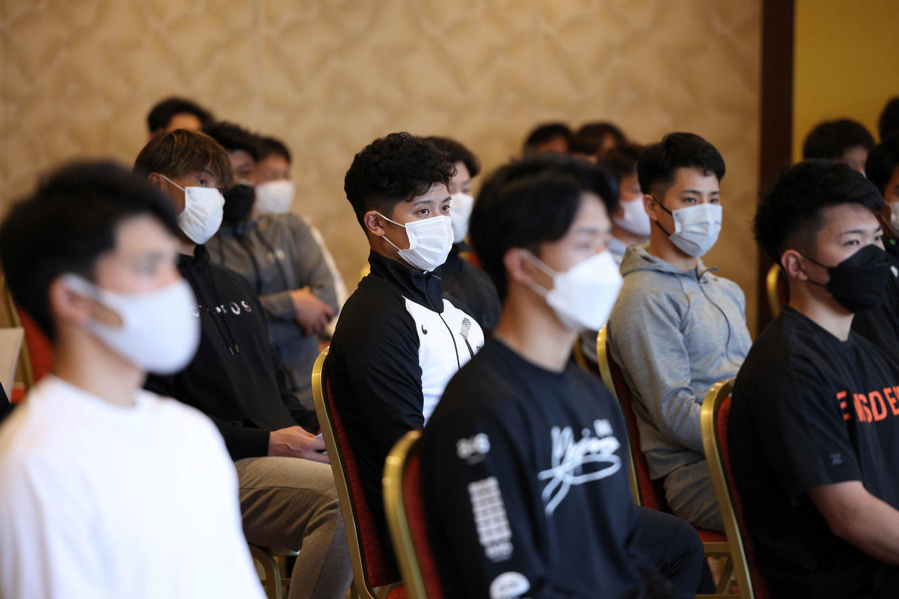 キャンプ前日ミーティングに出席し、話を聞く阪神坂本（中央）ら選手たち（球団提供）
