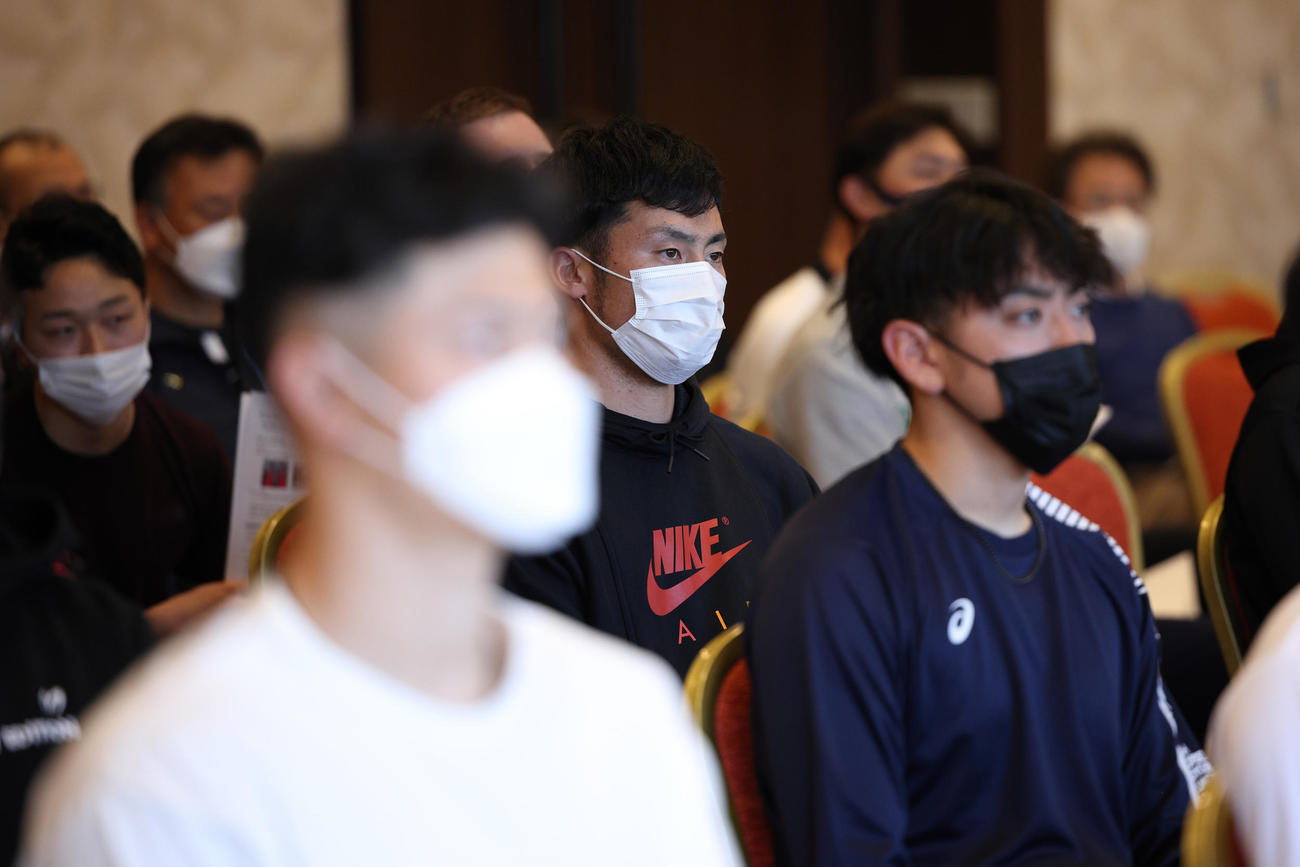 キャンプ前日ミーティングに出席する阪神江越（中央）。右は小川（球団提供）