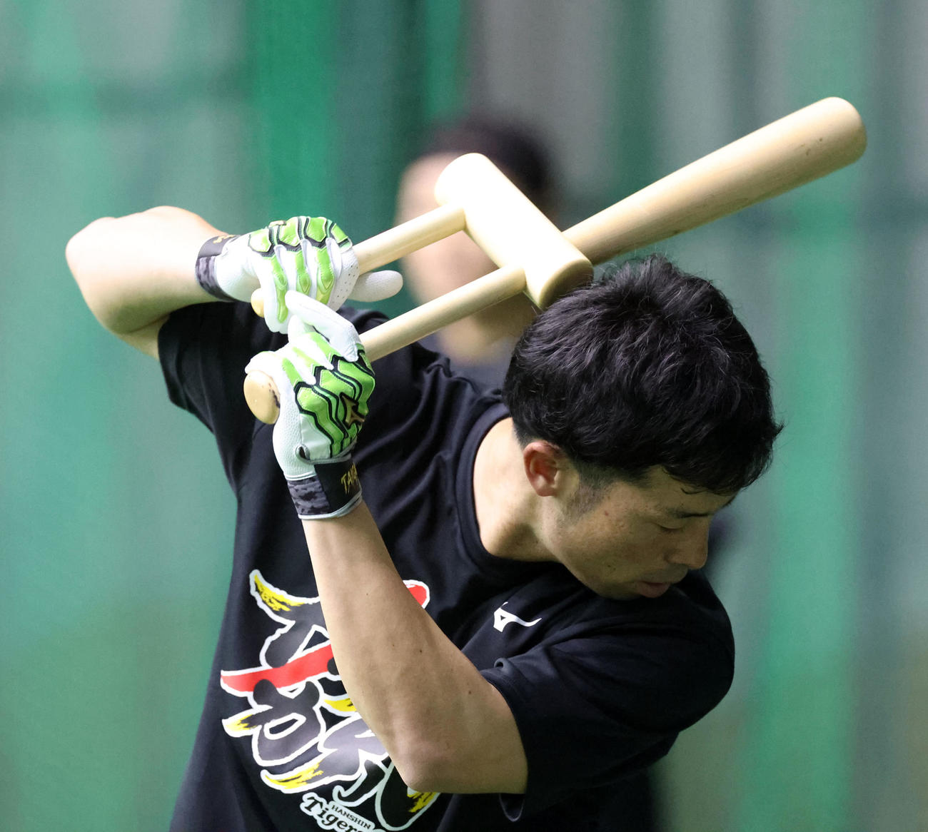 1月29日、シークエンスバットでティー打撃する阪神江越