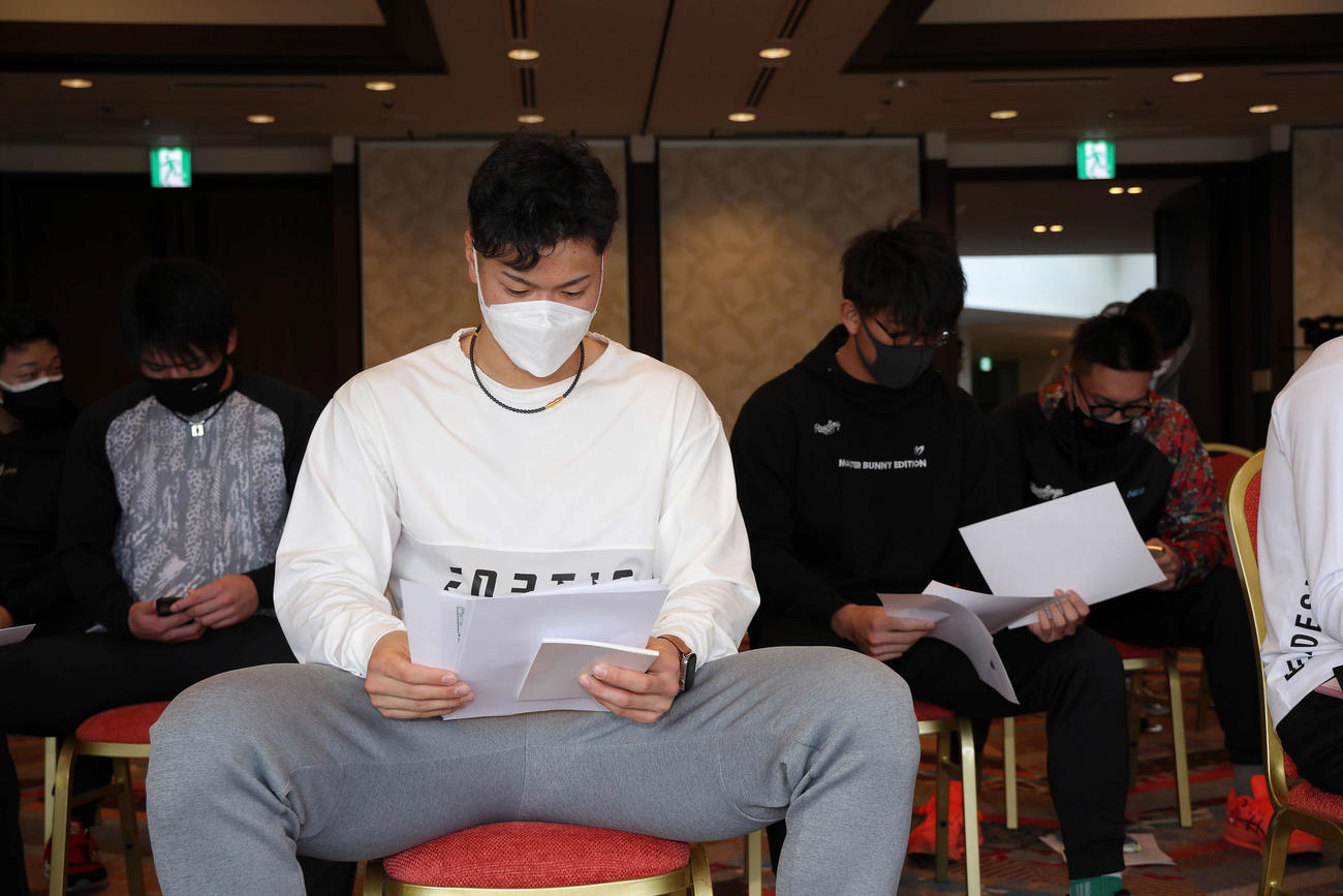 キャンプ前日ミーティングに出席する阪神佐藤輝（手前）（球団提供）