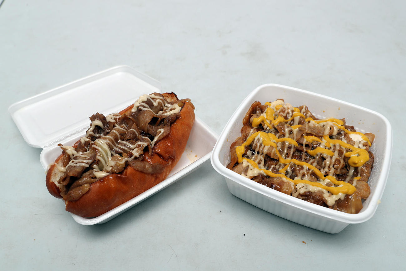 パーラー宜野座の新メニュー、明るく輝けテリアキ丼（右）とステキなスグルのステーキグリル（撮影・前田充）