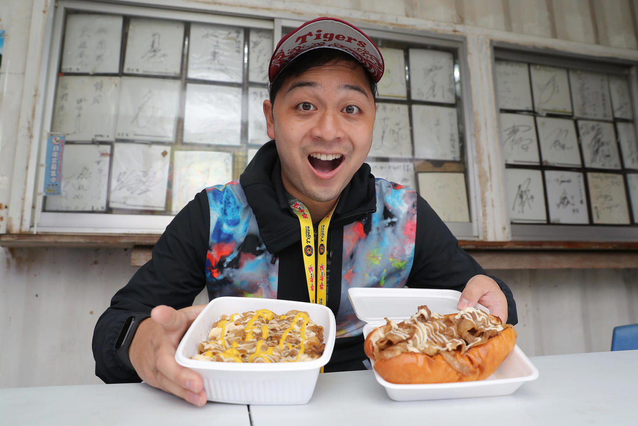 パーラー宜野座の新メニュー、明るく輝けテリアキ丼（左）とステキなスグルのステーキグリルを紹介する本紙中野記者（撮影・前田充）