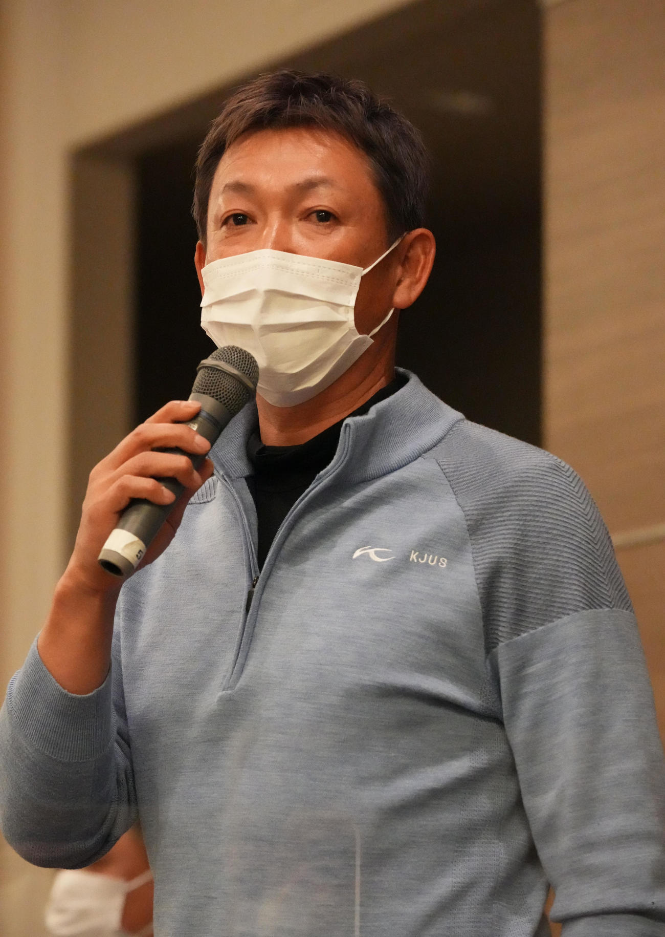 全体ミーティングで話をする立浪監督（球団提供）