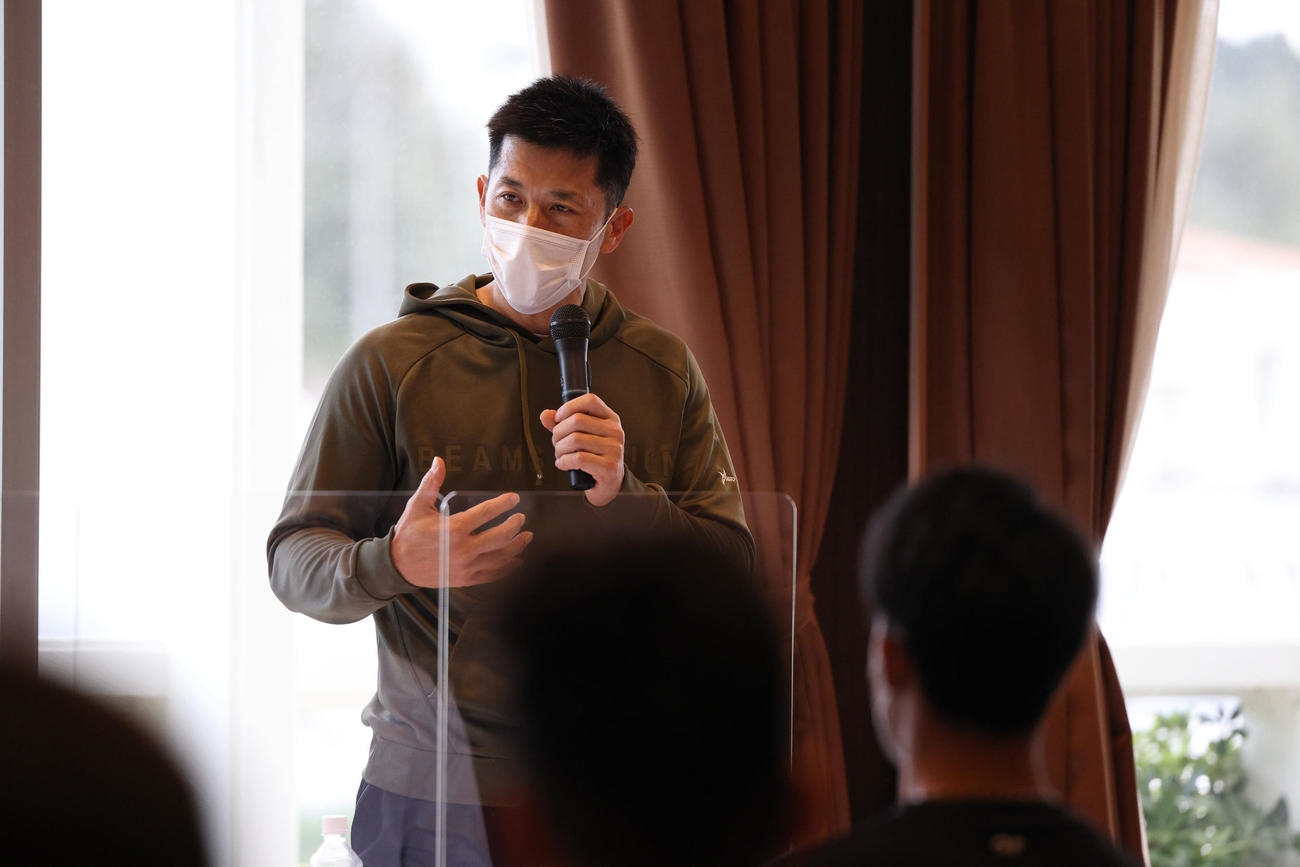 キャンプ前日ミーティングで選手を前に話す阪神矢野監督（球団提供）