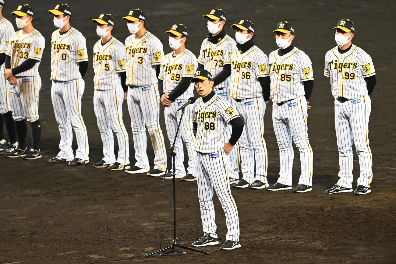 21年、最終戦で中日に敗れてV逸が決まり、あいさつする矢野監督