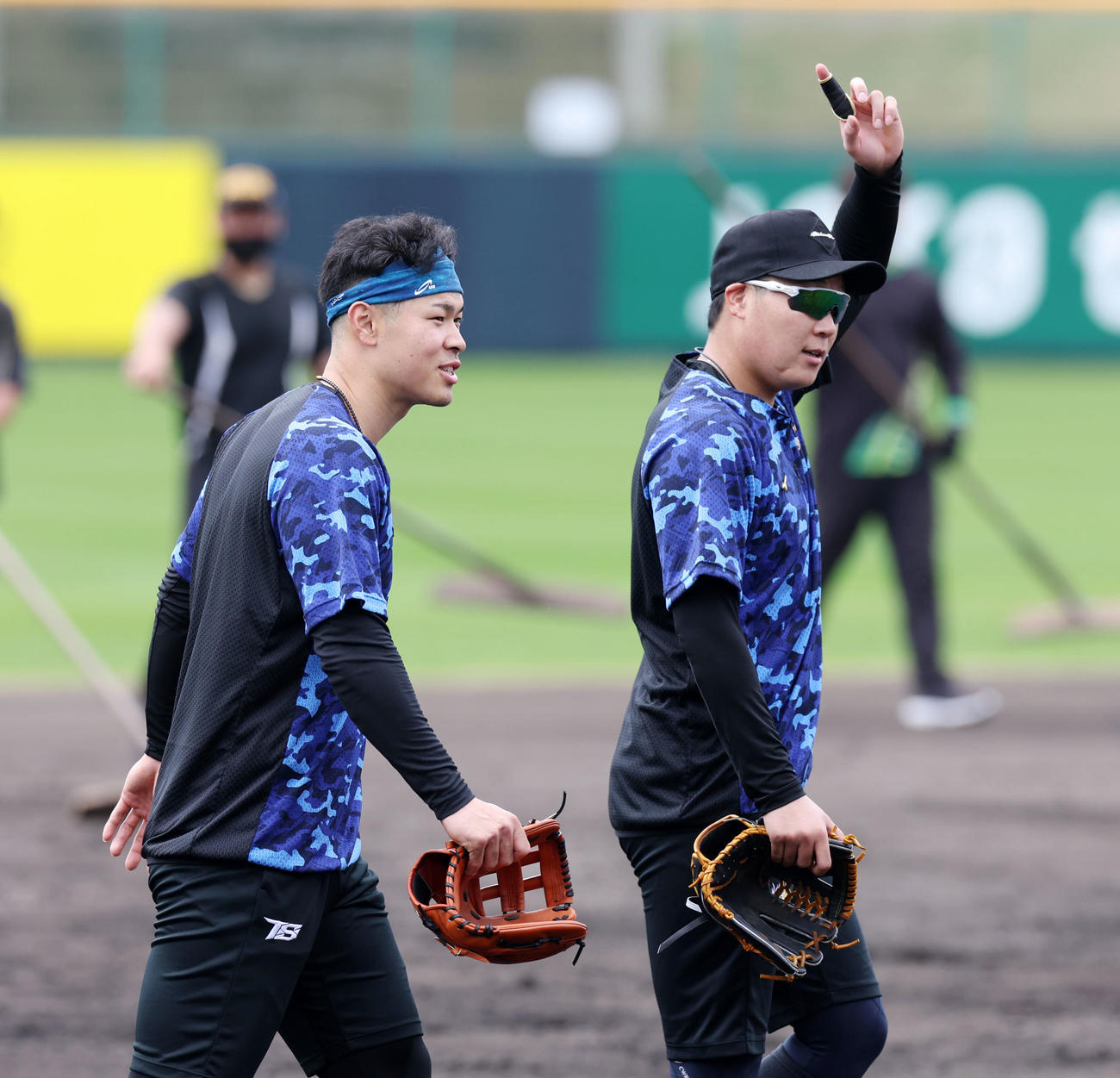 合同自主トレで三塁守備練習を一緒に行った佐藤輝(左）と大山（2022年1月30日撮影）