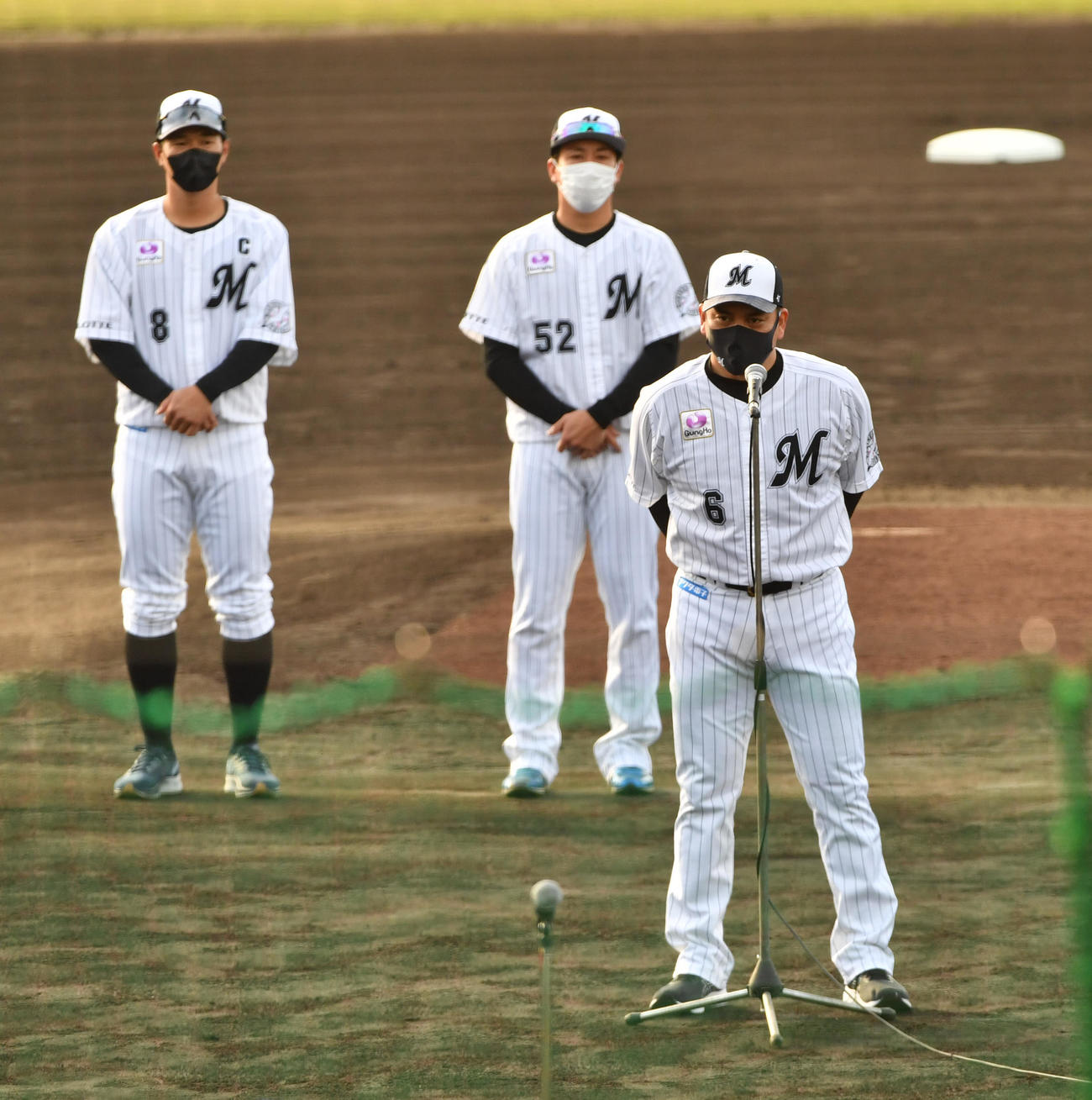 ロッテ石垣島キャンプ初日、歓迎セレモニーであいさつする井口監督（右）、益田（中央）、中村奨（撮影・柴田隆二）