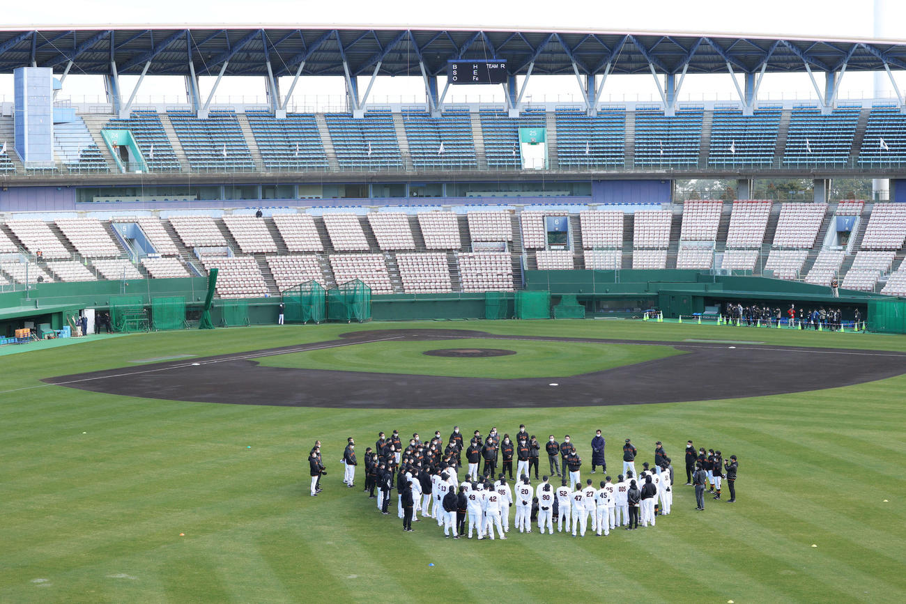 宮崎キャンプ第1クール1日目を迎え円陣を組む巨人（撮影・河田真司）