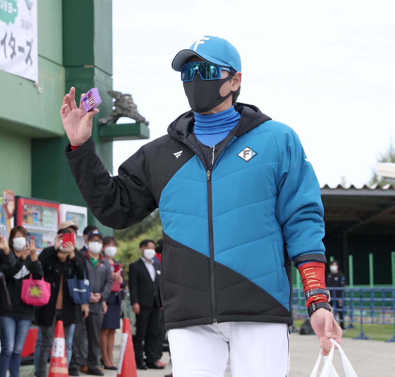 報道陣にのど飴の差し入れをする日本ハム新庄監督（撮影・黒川智章）