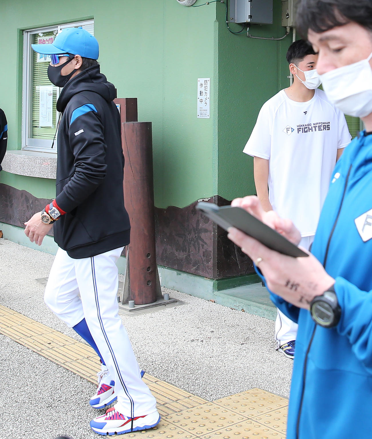 日本ハム新庄監督（左）に声をかけられた清宮（右後方）（撮影・河野匠）