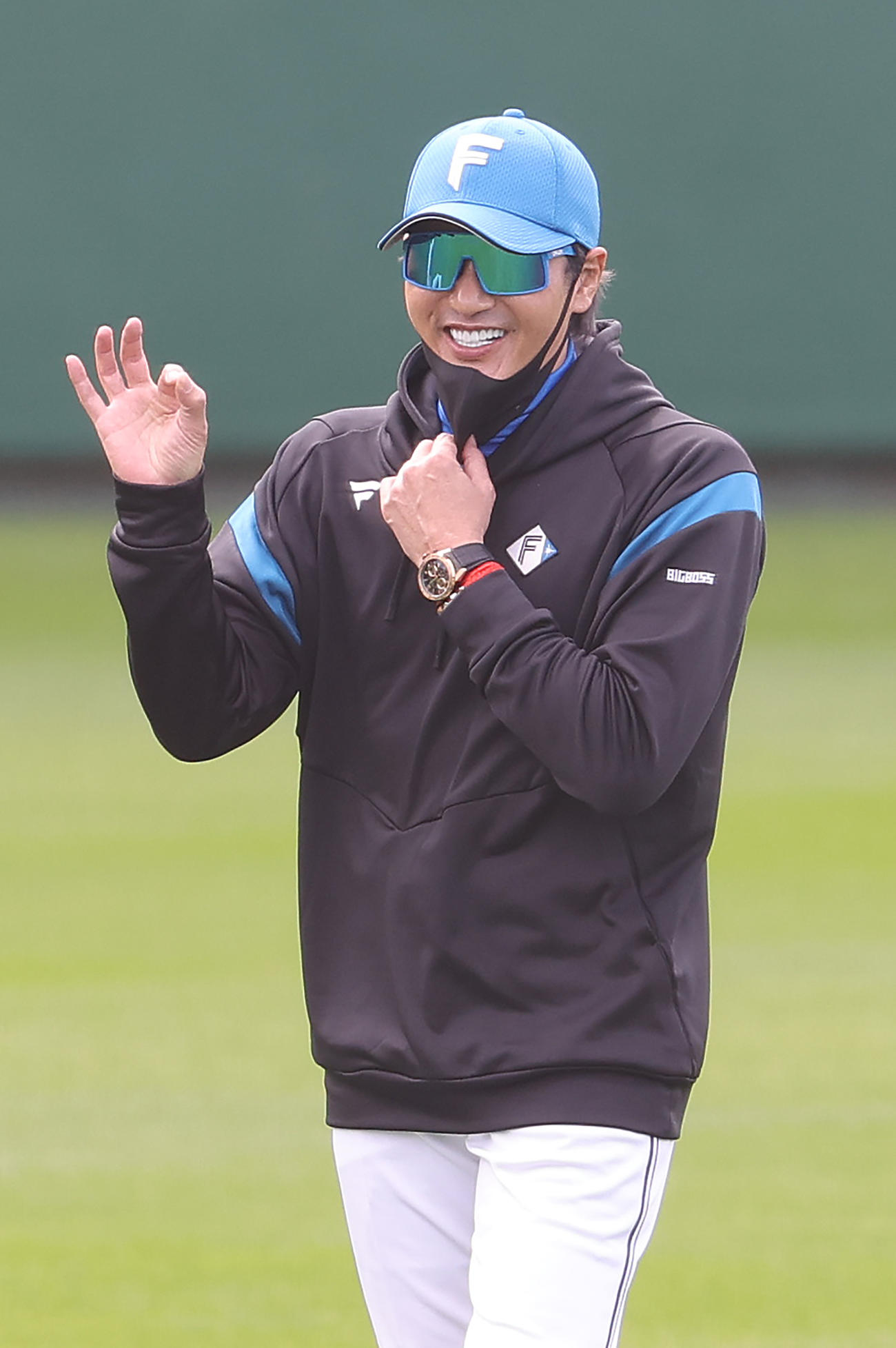 笑顔でOKマークを見せる日本ハム新庄監督（撮影・河野匠）